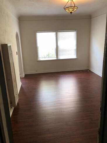 Building Photo - 353 S Cloverdale Ave