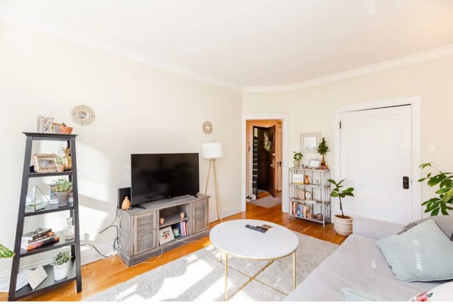 Building Photo - 823 W Wrightwood Ave