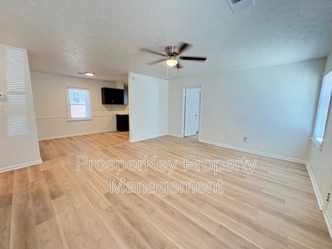 Foto del edificio - 2408 Midway Dr