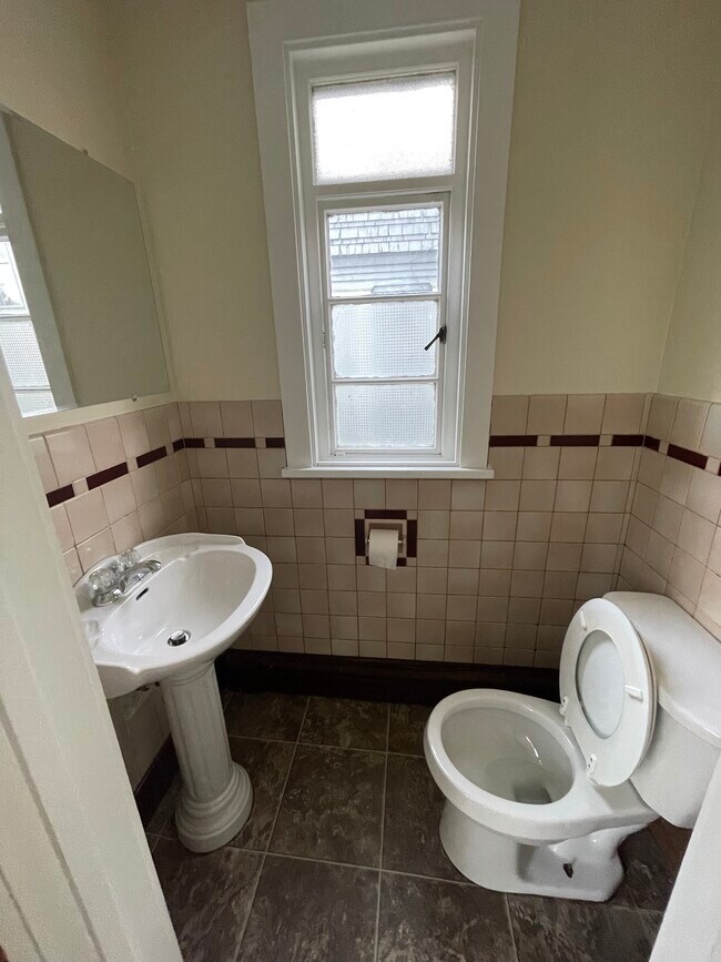 Building Photo - 142 Winspear Ave