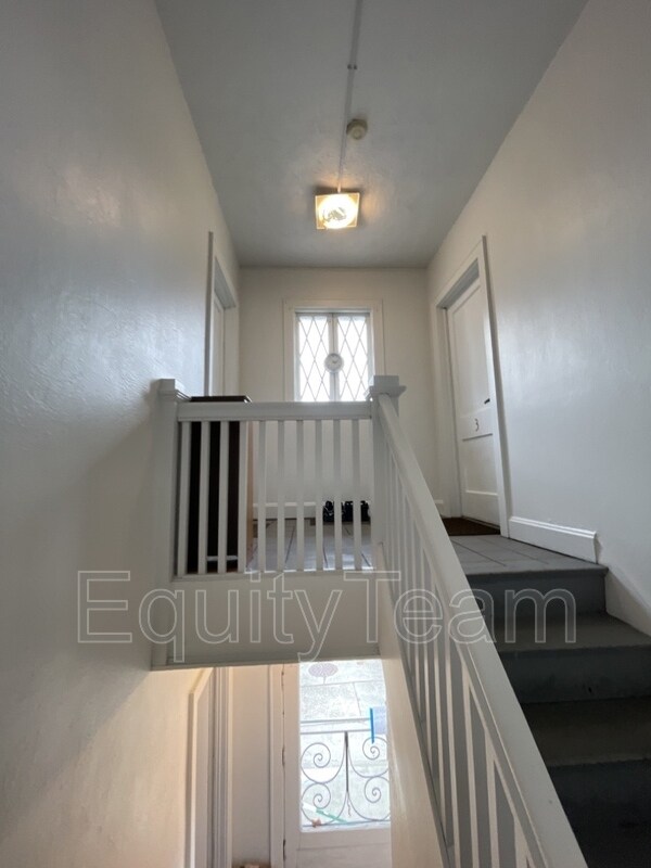 Building Photo - 3157 Parkview Ave