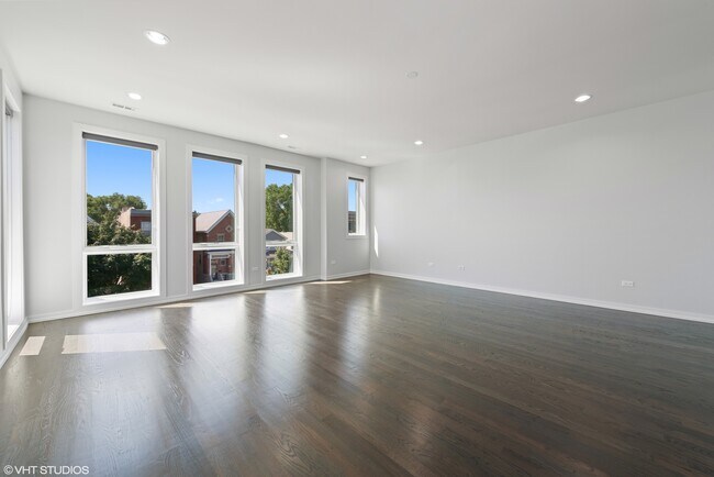 Foto del edificio - 648 E Bowen Ave