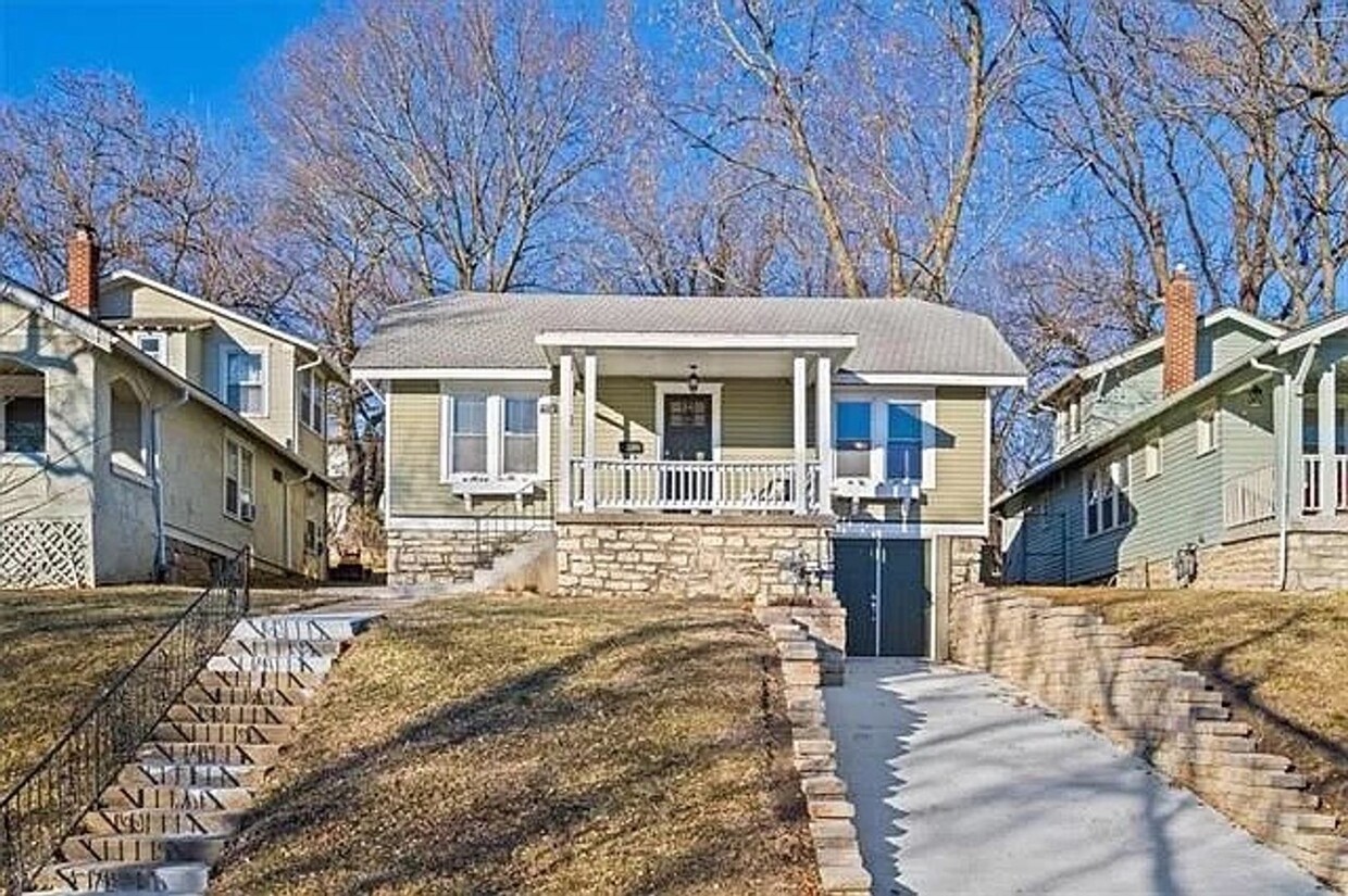 Primary Photo - Updated and Spacious Home Near UMKC