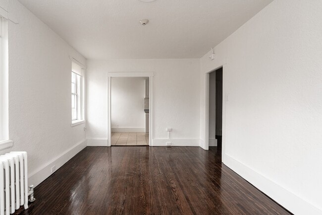 Building Photo - 122 Dowling Ave