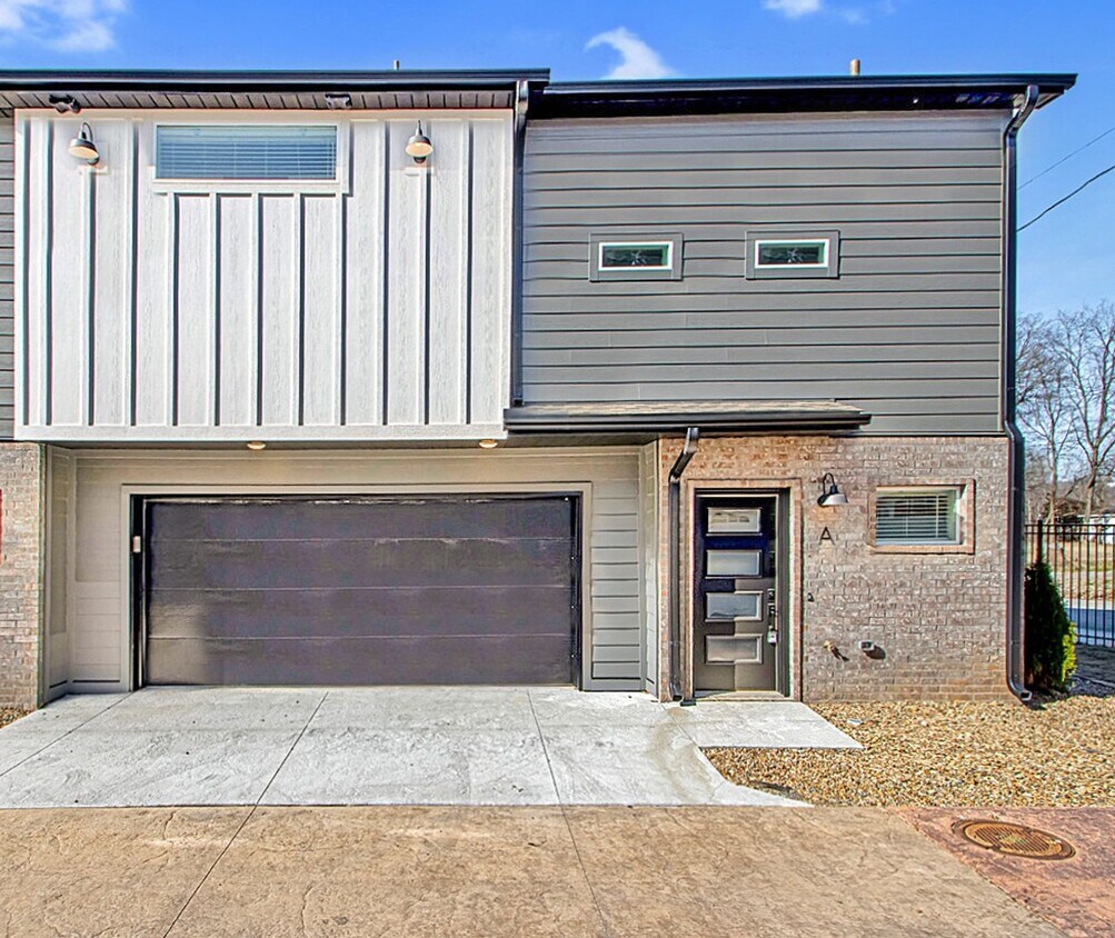 Foto principal - 2 Bed 2 Bath 2 Car Garage Townhome in Rock...