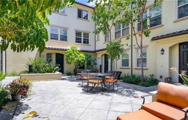 Building Photo - 66 Full Moon