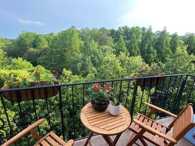 Building Photo - 2921 Lenox Rd NE