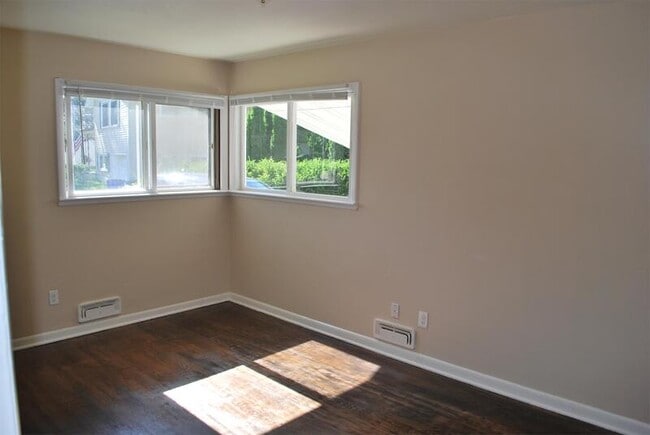 Building Photo - 2830 Hillhaven Ct SE