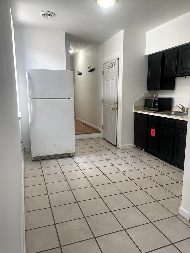 Kitchen Includes Moveable Island - 2150 N Carlisle St