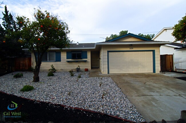 Building Photo - $3895-Remodeled 4 Bed, 2 Bath Home near Mo...