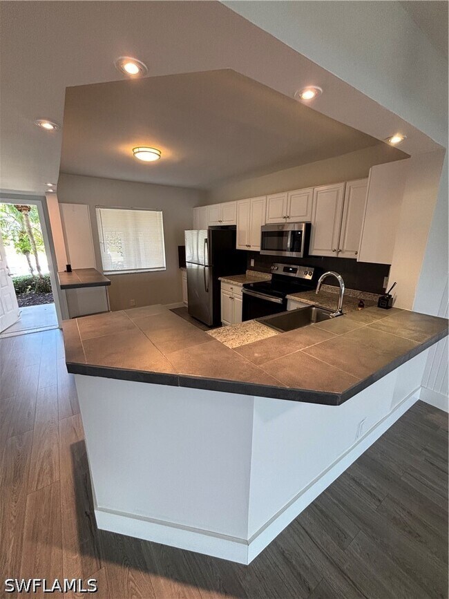 Foto del edificio - 7800 Emerald Cir