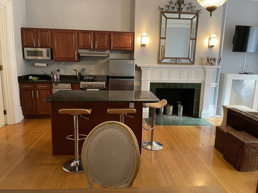 Primary Photo - 103 Beacon St
