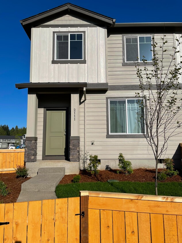 Foto principal - Brand New Townhome in Great Location