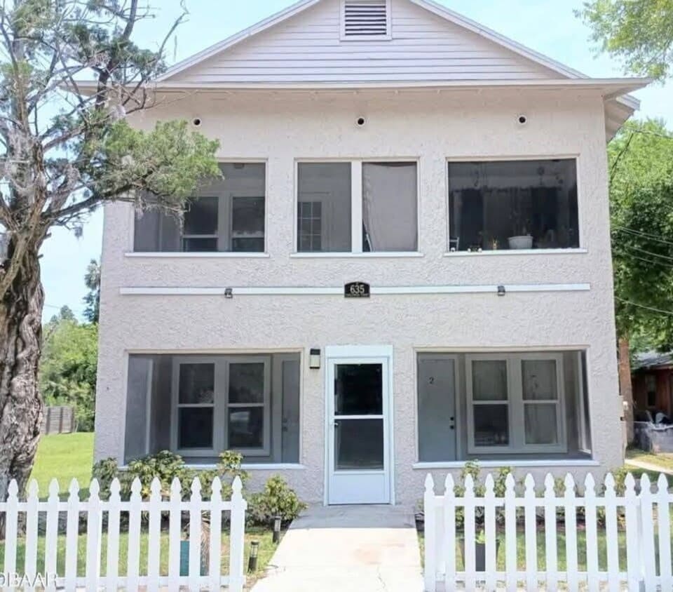 Primary Photo - 635 Tanglewood St
