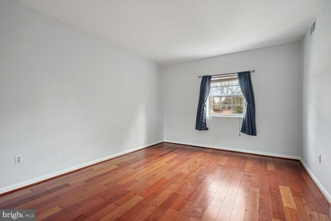 Foto del edificio - 1758 N Rhodes St