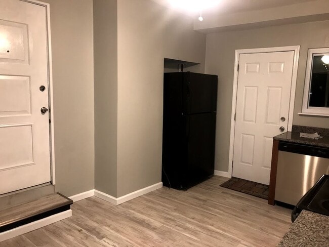 Foto del edificio - UPDATED 1 BEDROOM, 1 BATH HOME + OFFICE IN...