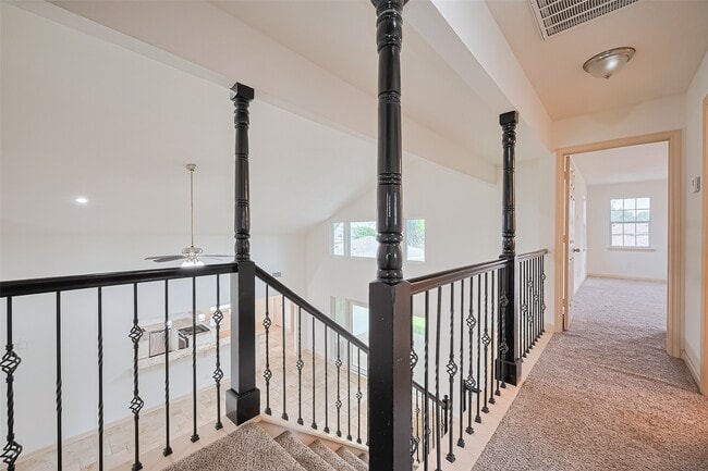 Building Photo - 982 W Donovan St