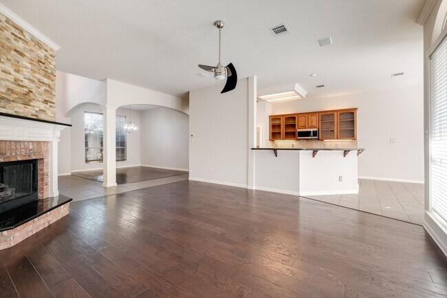 Foto del edificio - Stone Oak Beauty w/4 BR+study across from ...