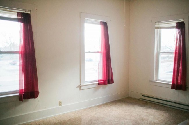 Building Photo - 526 N Main St Apt A