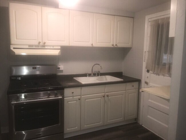 Foto del edificio - 2 Bedroom / 1 Bath Townhome + Garage -- Be...