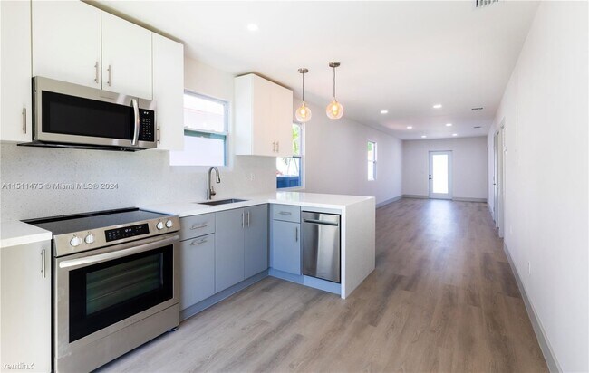 Building Photo - 2 br, 2 bath House - 3522 SW 3rd St # 1