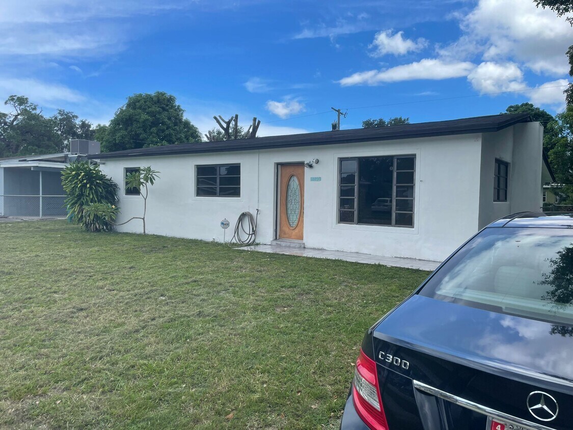 Primary Photo - 1280 NE 209th Ter