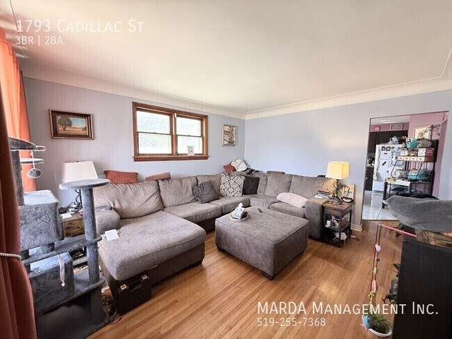 Photo du bâtiment - SPACIOUS 3 BED/2 BATH HOME- FINISHED BASEMENT-EAST WINDSOR + UTILITIES