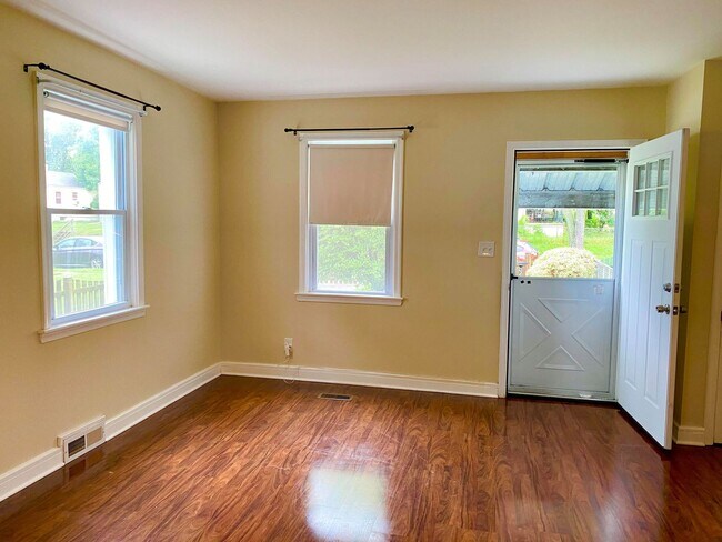 Photo - Spacious 3-bedroom in Cedmont - Back Deck ... House