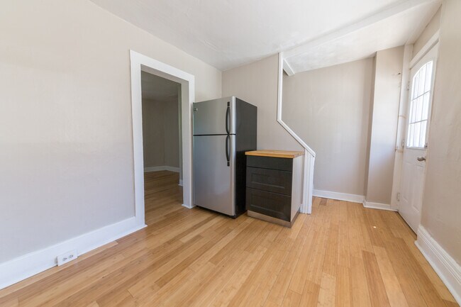 Foto del edificio - *AVAILABLE NOW* Super Affordable & Renovated 3 Bedroom Town House in the South Side Slopes!