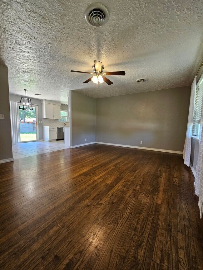 Building Photo - (3) Bed/(1.5) Bath in Core Norman Avail NOW!