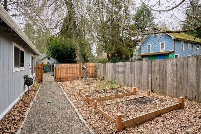 Building Photo - Unit A