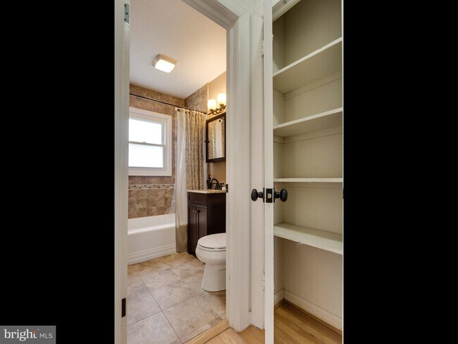 Foto del edificio - 6821 Radcliffe Dr