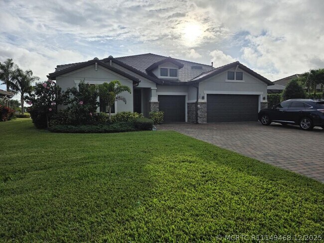 Building Photo - 527 SE Vallarta Dr