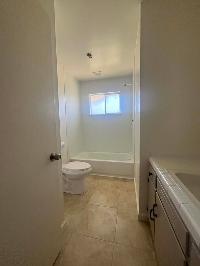 Building Photo - 480 Iona Ave