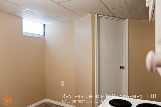 Photo du bâtiment - Pet Friendly Basement Suite with Private Fenced Yard!