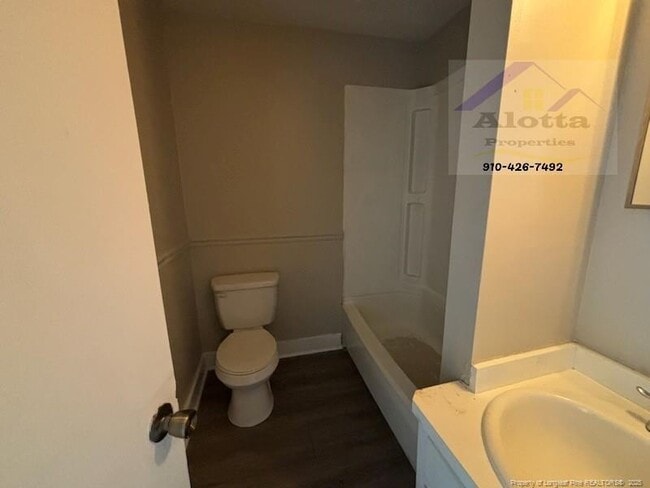 Foto del edificio - 5114 Paul Peel Pl