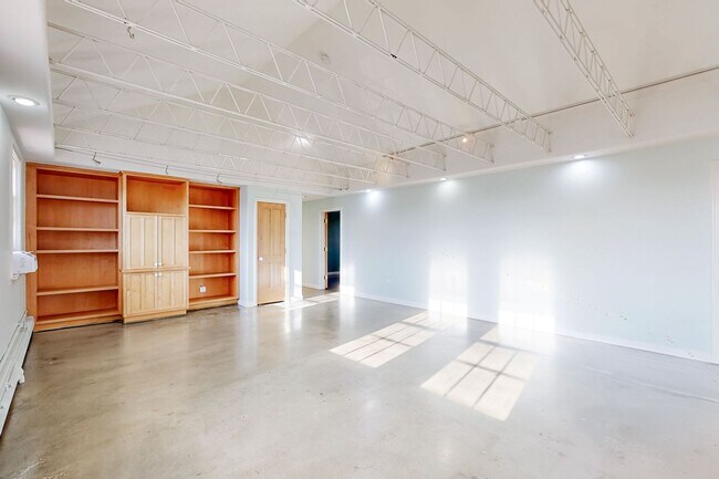 Building Photo - HUGE Spacious 3bd/2bth Full Top Floor Unit, In unit Laundry Available Now