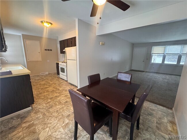 Foto del edificio - 10035 Creek Rd