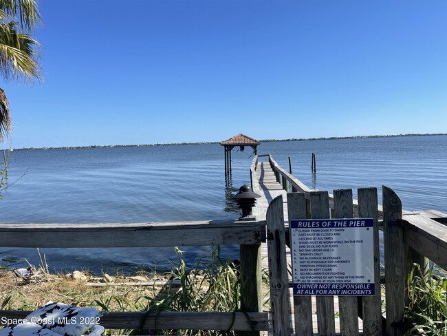 Foto del edificio - 2095 Pineapple Ave