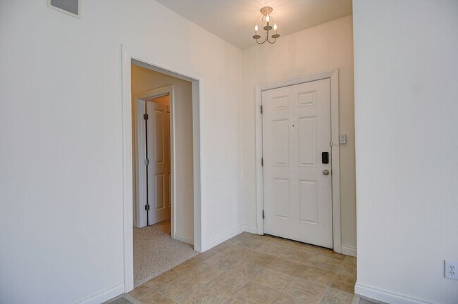 Foto del edificio - 8264 N View Blvd