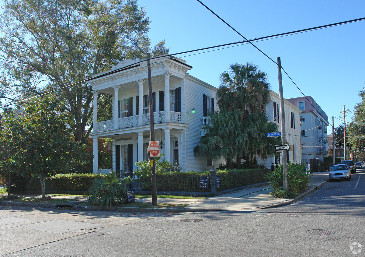 Primary Photo - 2100 Prytania St