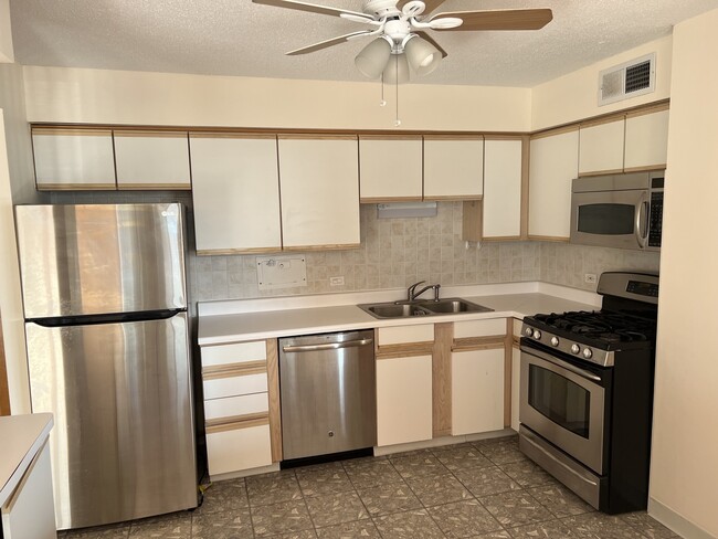 Foto del edificio - 8809 W Golf Rd