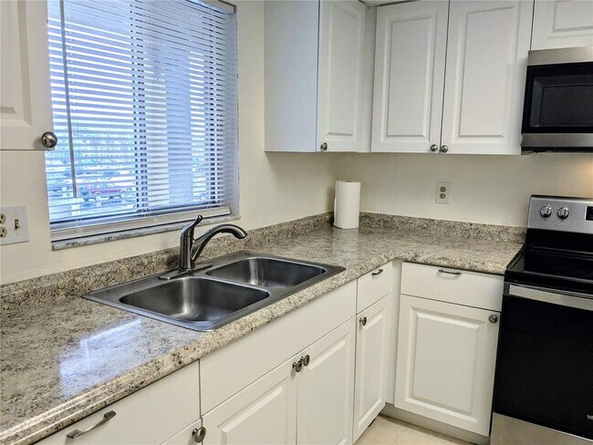 Building Photo - 3570 Lake Bayshore Dr