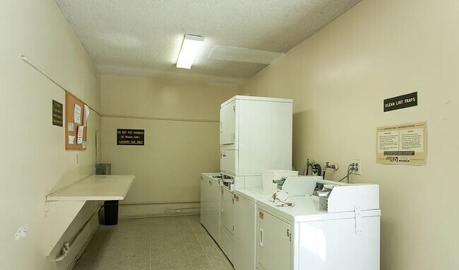 Foto del edificio - Beautiful one bedroom one with a large, open living room with a beautiful fireplace