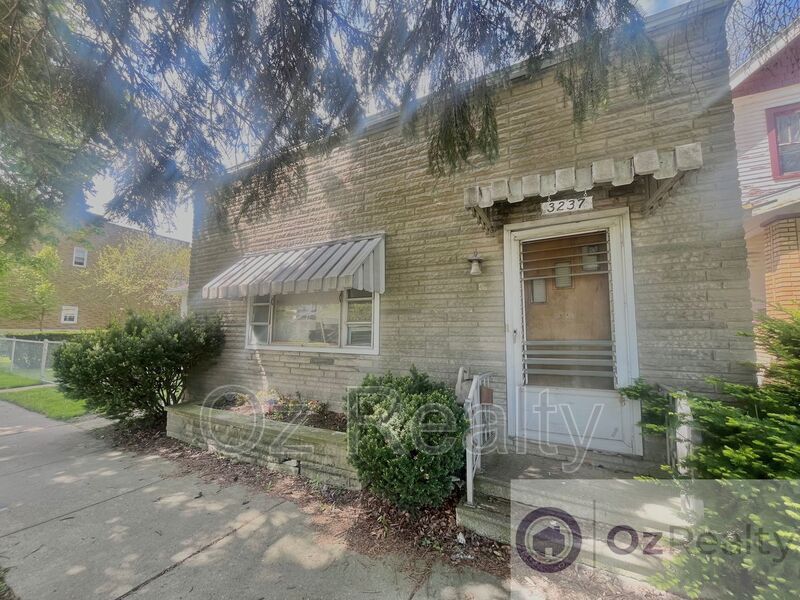 Primary Photo - 3237 Maple St