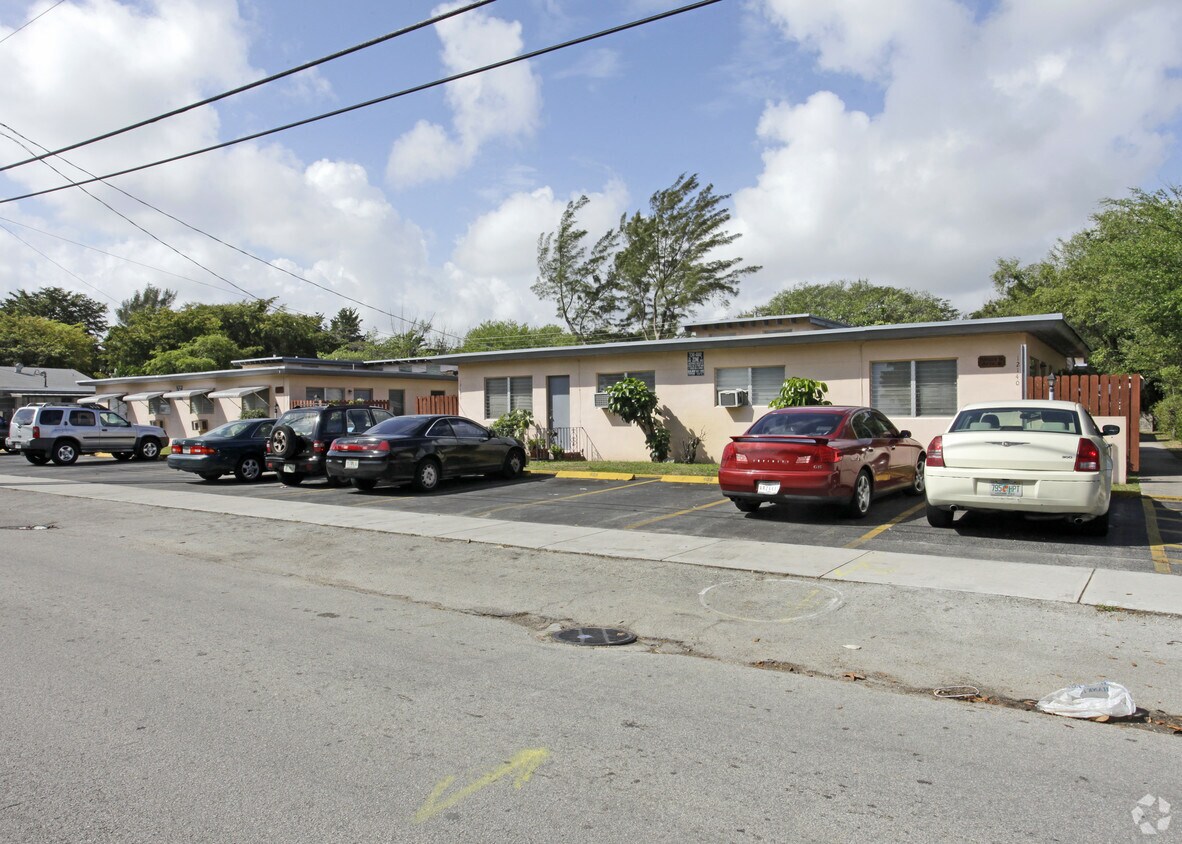 Foto del edificio - 12110-12140 NE 8th Ave