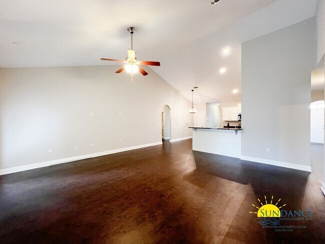 Foto del edificio - 4 Bedroom home with custom upgrades in the...