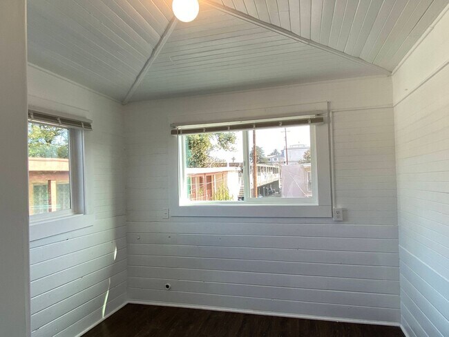 Foto del edificio - Two Bed, One Bath Apartment Located Downtown