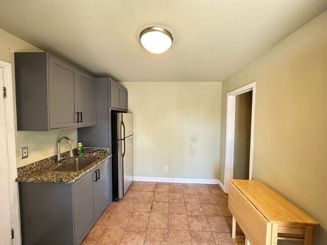Building Photo - Charming Cottage for Rent in West Oakland!