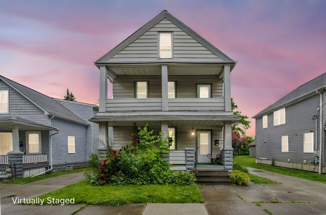 Foto del edificio - 2bd/1b UPSTAIRS 4-plex Cash Pay